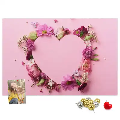 Korkpinnwand mit Blumenherz-Motiv