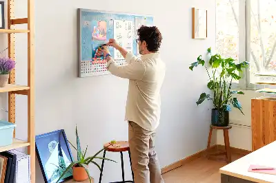 Bilder-Korktafel mit Illustration einer Kontinentkarte