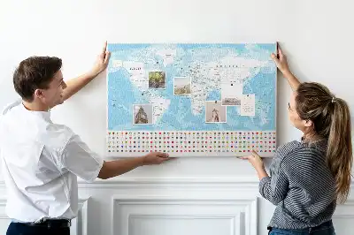 Bilder-Korktafel mit Illustration einer Kontinentkarte