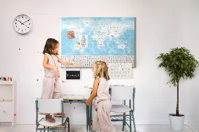 Bilder-Korktafel mit Illustration einer Kontinentkarte