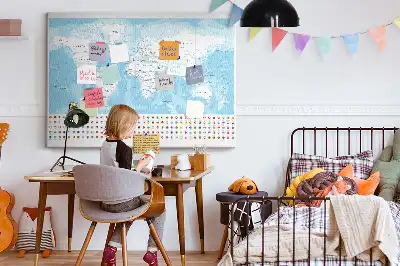 Bilder-Korktafel mit Illustration einer Kontinentkarte