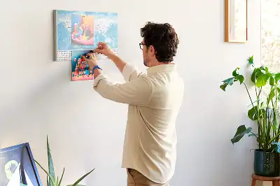 Bilder-Korktafel mit Illustration einer Kontinentkarte