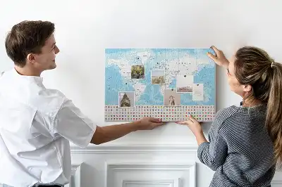 Bilder-Korktafel mit Illustration einer Kontinentkarte