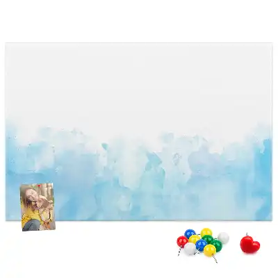 Pinnwand mit gemalten Flecken