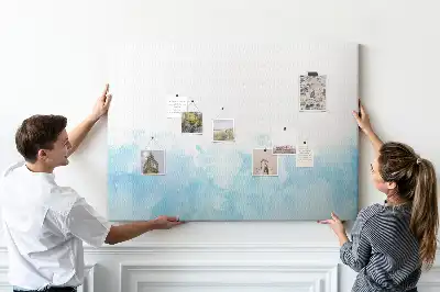Pinnwand mit gemalten Flecken