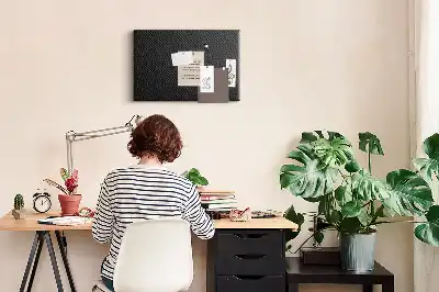 Bedruckte Korkplatte mit dunklem abstraktem Muster