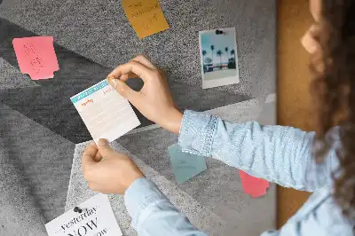 Pinnwand mit moderner Figurenkomposition