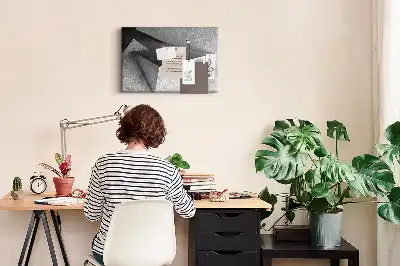 Pinnwand mit moderner Figurenkomposition