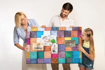 Bilder-Korktafel aus Holzwürfeln