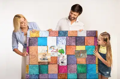 Bilder-Korktafel aus Holzwürfeln