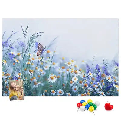Bedruckte Korkplatte mit Schmetterling-auf-der-Wiese-Motiv