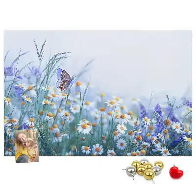 Bedruckte Korkplatte mit Schmetterling-auf-der-Wiese-Motiv