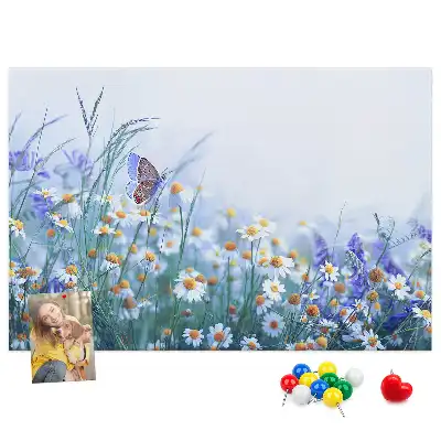 Bedruckte Korkplatte mit Schmetterling-auf-der-Wiese-Motiv