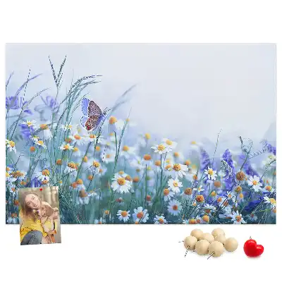 Bedruckte Korkplatte mit Schmetterling-auf-der-Wiese-Motiv