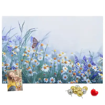 Bedruckte Korkplatte mit Schmetterling-auf-der-Wiese-Motiv