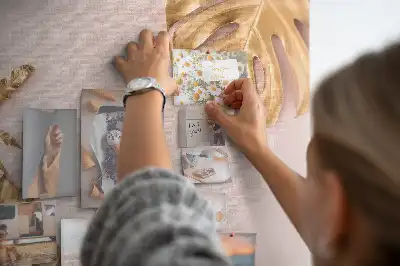 Pinnwand mit goldenen tropischen Blättern