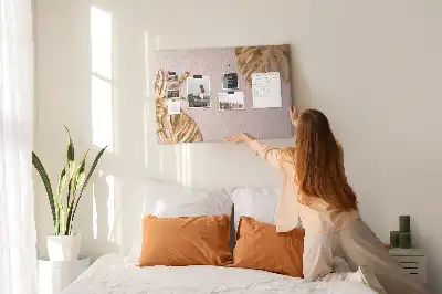Pinnwand mit goldenen tropischen Blättern