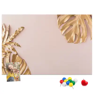 Pinnwand mit goldenen tropischen Blättern