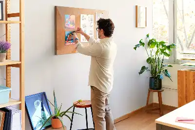 Bilder-Korktafel mit geometrischen Dreiecksformen