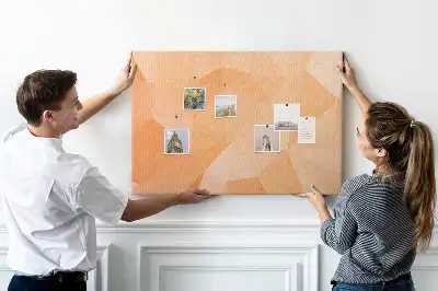 Bilder-Korktafel mit geometrischen Dreiecksformen