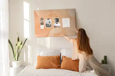 Bilder-Korktafel mit geometrischen Dreiecksformen