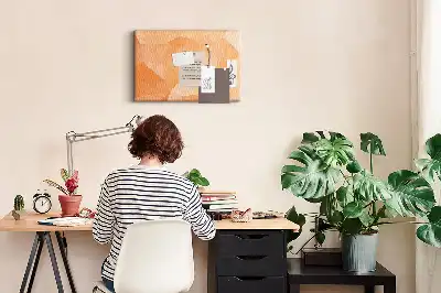 Bilder-Korktafel mit geometrischen Dreiecksformen