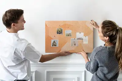 Bilder-Korktafel mit geometrischen Dreiecksformen