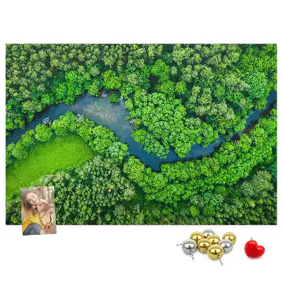 Bedruckte Korkplatte mit Fluss im Wald Motiv