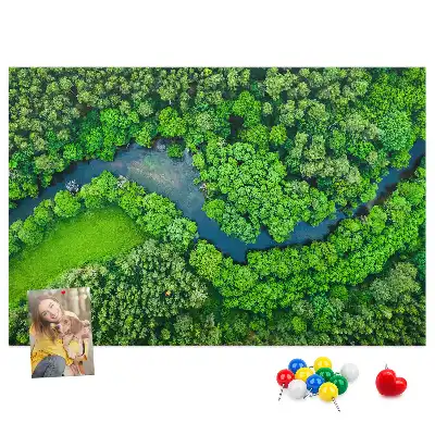 Bedruckte Korkplatte mit Fluss im Wald Motiv