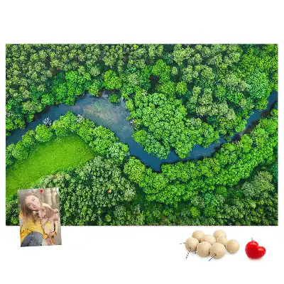Bedruckte Korkplatte mit Fluss im Wald Motiv