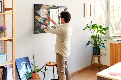 Bilder-Korktafel mit vergoldeter Felsstruktur
