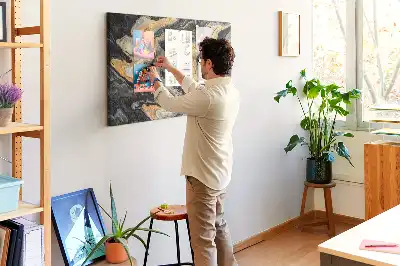 Bilder-Korktafel mit vergoldeter Felsstruktur