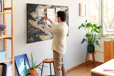 Bilder-Korktafel mit vergoldeter Felsstruktur