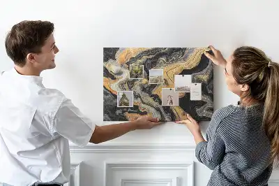 Bilder-Korktafel mit vergoldeter Felsstruktur
