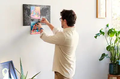 Kork-Pinnwand mit minimalistischem Beton-Motiv