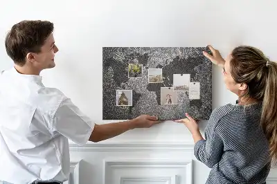 Kork-Pinnwand mit minimalistischem Beton-Motiv