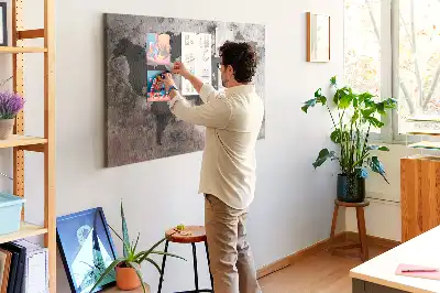 Bilder-Korktafel mit Weltkarten-Motiv in Sichtbeton-Optik