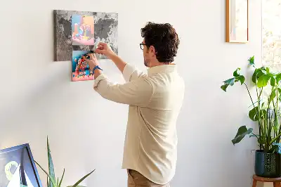 Bilder-Korktafel mit Weltkarten-Motiv in Sichtbeton-Optik