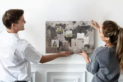 Bilder-Korktafel mit Weltkarten-Motiv in Sichtbeton-Optik