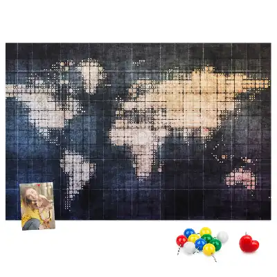 Pinnwand mit geometrischem Umriss der Welt