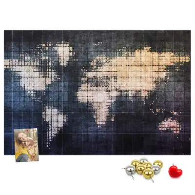 Pinnwand mit geometrischem Umriss der Welt