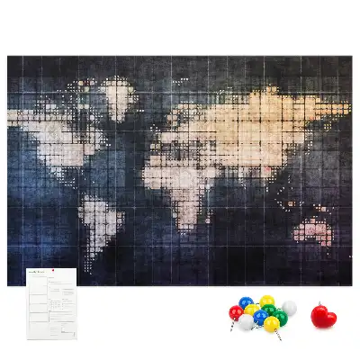 Pinnwand mit geometrischem Umriss der Welt