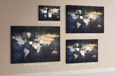 Pinnwand mit geometrischem Umriss der Welt