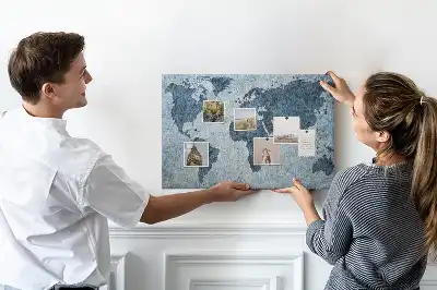 Bilder-Korktafel mit Weltkartenaufdruck