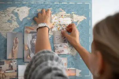 Pinnwand mit historischem Atlas Motiv