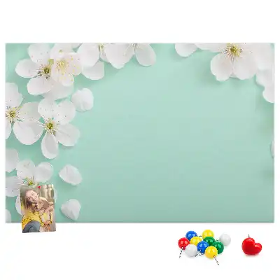 Pinnwand mit Motiv blühende Gänseblümchen