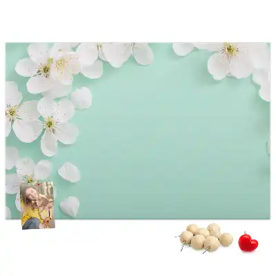 Pinnwand mit Motiv blühende Gänseblümchen