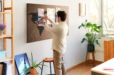 Bedruckte Korkpinnwand mit minimalistischem Kontinent-Umriss