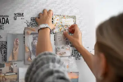 Bedruckte Korkplatte mit Kontinenten aus Buchstaben