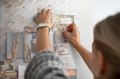 Kork-Pinnwand mit Pfingstrosenblüten-Motiv